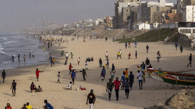 Des gens font leur sport ou leur promenade sur la plage de Yoff, à Dakar, au Sénégal, le 7 février 2024.