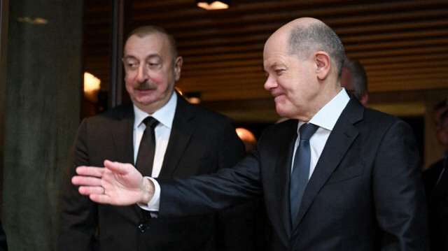 Le chancelier allemand Olaf Scholz et le président azerbaïdjanais Ilham Aliyev lors d'une réunion à la Conférence de Munich sur la sécurité (MSC) en Allemagne, le 17 février 2024.