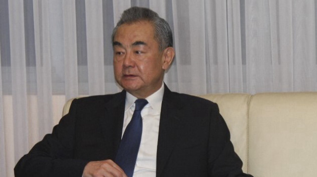 Le ministre chinois des Affaires étrangères Wang Yi après son arrivée à l'aéroport international Gnassingbe Eyadema de Lomé, au Togo, le 16 janvier 2024.