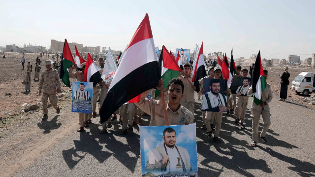 Des cadets, portant des bannières et des drapeaux, assistent à une cérémonie de remise des diplômes pour les cadets qui ont terminé leur formation militaire sous le nom de "Aqsa Flood", organisée par les Houthis, dans le district d'Arhab de Sanaa, au Yémen, le 4 février 2024.