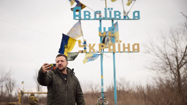 Le président ukrainien Volodymyr Zelensky lors d'une vidéo devant un panneau indiquant "Avdiivka est l'Ukraine" dans la ville d'Avdiivka, dans la région de Donetsk, au milieu de l'invasion russe de l'Ukraine, le 29 décembre 2023.