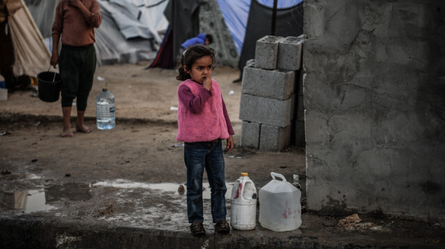 Des enfants palestiniens remplissent des bouteilles d'eau distribuées par des organisations caritatives alors que l'accès à l'eau potable devient plus difficile en raison du blocus israélien en cours à Rafah, Gaza, le 16 février 2024.