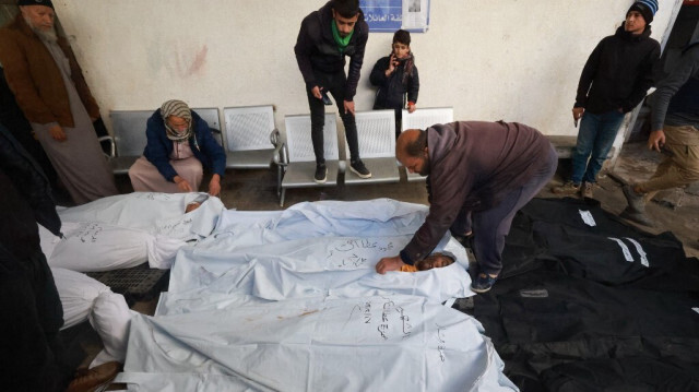 Des Palestiniens identifient les corps de leurs proches à l'hôpital Al-Najjar de Rafah, le 18 février 2024.