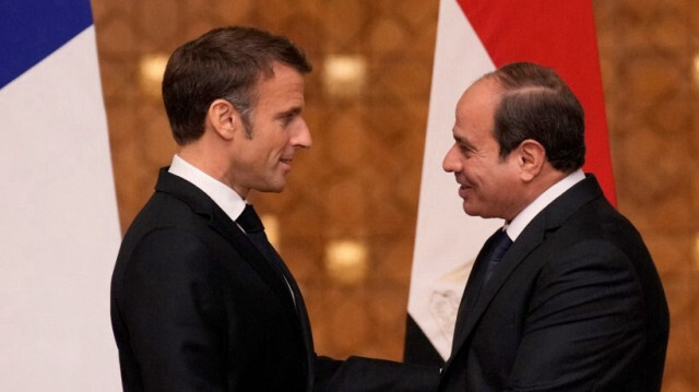 Le président français Emmanuel Macron et le président égyptien Abdel-Fattah al-Sisi se serrent la main à l'issue d'une conférence de presse conjointe au Caire, le 25 octobre 2023.