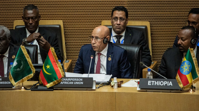 Le président nouvellement élu de l'Union africaine et président de la Mauritanie, Mohamed Ould Ghazouani (au centre), s'exprimant lors de la cérémonie d'ouverture de la 37e session ordinaire de l'Assemblée de l'Union africaine (UA) au siège de l'UA à Addis-Abeba, le 17 février 2024.