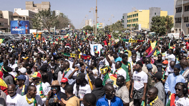 Des groupes de la société civile et des groupes politiques tenant des pancartes lors d'une marche appelant les autorités à respecter la date de l'élection, à Dakar, le 17 février 2024. Le 16 février 2024, le Conseil constitutionnel sénégalais a annulé le report de l'élection présidentielle de ce mois-ci, une décision historique qui ouvre un champ d'incertitude pour ce pays traditionnellement stable d'Afrique de l'Ouest. La décision du président Macky Sall, au début du mois, de reporter le scrutin du 25 février a plongé le Sénégal dans sa pire crise depuis des décennies, suscitant un tollé général et des manifestations meurtrières.