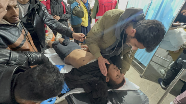 Des Palestiniens blessés sont amenés à l'hôpital de Koweït pour y être soignés suite aux attaques israéliennes sur la ville de Rafah, dans le sud de Gaza, le 15 février 2024.