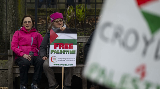 Des milliers de personnes se sont dirigées vers l'ambassade d'Israël à Londres lors d'une manifestation réclamant la fin du génocide à Gaza dans la capitale britannique, Londres, au Royaume-Uni, le 17 février 2024.