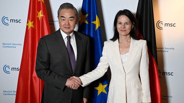 La ministre allemande des Affaires étrangères Annalena Baerbock (à droite) et le directeur chinois du bureau de la Commission des affaires étrangères du Parti communiste chinois (PCC) et ministre des Affaires étrangères Wang Yi se serrant la main lors de leur rencontre à la Conférence sur la sécurité de Munich (CSM) à Munich, dans le sud de l'Allemagne, le 17 février 2024.