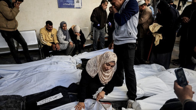 Une femme palestinienne pleurant le corps enveloppé d'un parent tué lors d'un bombardement israélien dans le sud de la bande de Gaza à l'hôpital Al-Najjar de Rafah le 8 février 2024.