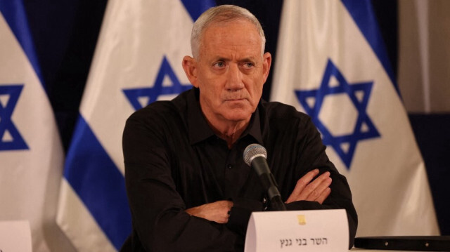 Le ministre israélien des Affaires étrangères, Benny Gantz, participant à une conférence de presse sur la base militaire de Kirya à Tel Aviv, le 28 octobre 2023, alors que les combats se poursuivent entre Israël et le groupe palestinien Hamas. 