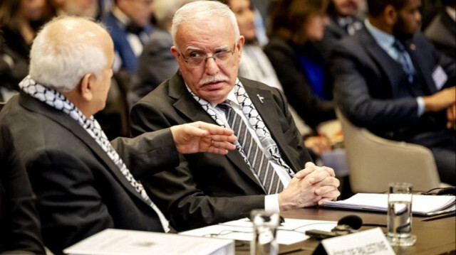 Le ministre des Affaires étrangères de l'Autorité palestinienne, Riyad Al-Maliki (D), lors de l'audience à la Cour internationale de justice (CIJ) à La Haye aux Pays-Bas, le 19 février 2024.