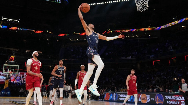 Tyrese Haliburton de la Conférence Est dunks le ballon lors du NBA All-Star Game, le dimanche 18 février 2024 à Indianapolis.
