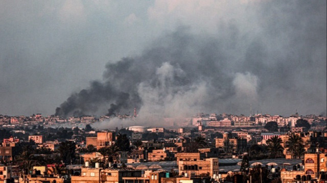 De la fumée s'élève au-dessus de la Bande de Gaza lors d'un bombardement israélien, le 18 février 2024.