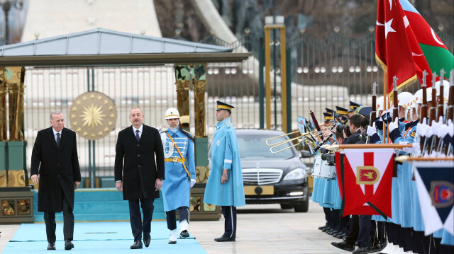 Le président turc, Recep Tayyip Erdogan, accueillant son homologue azerbaïdjanais, Ilham Aliyev, au palais présidentiel d'Ankara, le 19 février 2024.