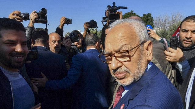 Le chef du mouvement tunisien Ennahdha, Rached Ghannouchi, salue ses partisans à son arrivée au poste de police de Tunis, le 21 février 2023, en réponse à la convocation d'un juge d'instruction. 