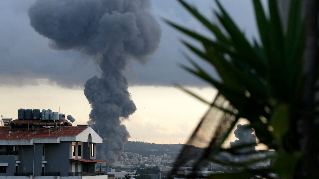 De la fumée s'échappe du site de l'un des deux raids aériens israéliens dans la ville de Ghaziyeh, au sud du Liban, à environ 30 kilomètres (20 miles) de la frontière avec Israël, le 19 février 2024.