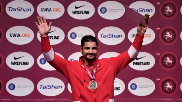 Таха Акгюль завоевал золотую медаль на чемпионате Европы по борьбе в весовой категории до 125 кг в Бухаресте, Румыния, 18 февраля 2024 года.