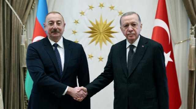 Le Président turc, Recep Tayyip Erdogan (D) et son homologue azerbaïdjanais, Ilham Aliev (G) à Ankara en Turkiye, le 19 février 2024.