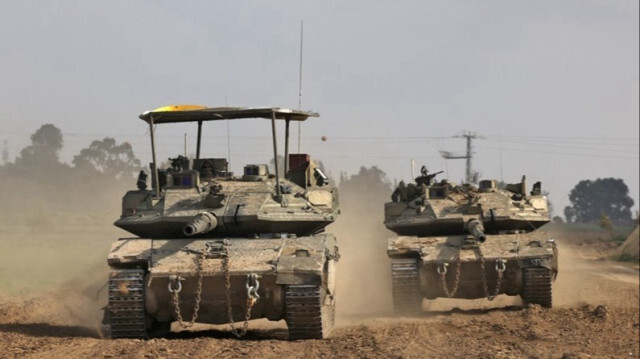 Des chars de combat israéliens roulant le long de la frontière de la Bande de Gaza, le 19 février 2024.