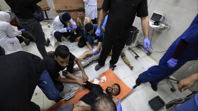 Des médecins soignent des Palestiniens blessés par des bombardements israéliens à l'hôpital Nasser de Khan Younès, dans le sud de la bande de Gaza.