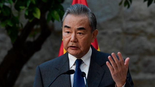 Le ministre chinois des Affaires étrangères, Wang Yi, lors d'une conférence de presse avec son homologue espagnol, José Manuel Albares, à la suite de leur réunion, dans la cour Mudéjar de l'Alcazar à Cordoue, le 18 février 2024.