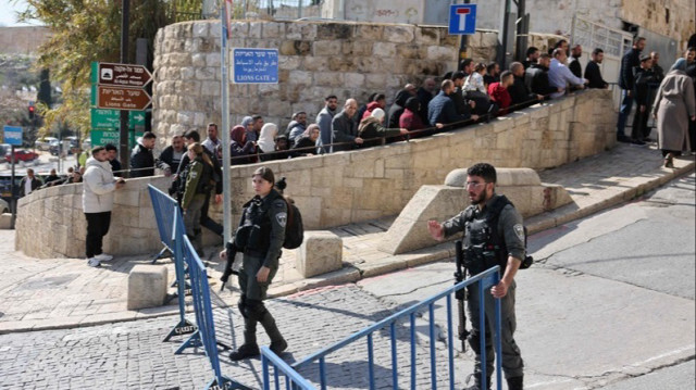 Des fidèles musulmans attendent à un poste de contrôle pour entrer dans l'enceinte de la mosquée Al-Aqsa pour la prière du vendredi, à Jérusalem.