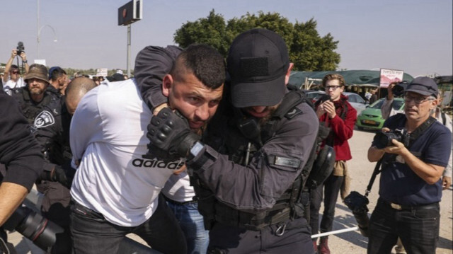 Les forces de sécurité israéliennes arrêtent un manifestant qui proteste contre la guerre israélienne en cours à Gaza, dans la ville de Jéricho en Palestine occupée, le 9 février 2024.