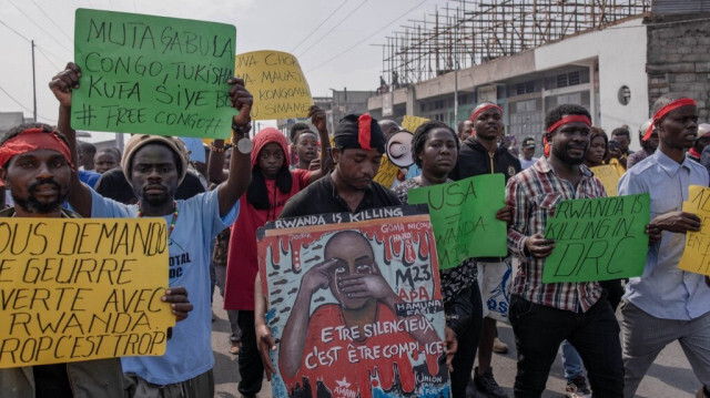 Des manifestants se réunissent pour protester contre le silence de la communauté internationale face à la crise persistante dans l'Est de la République démocratique du Congo, et pour exprimer leur soutien à l'armée congolaise et à la milice pro-gouvernementale Wazalendo, à Goma, le 19 février 2024.