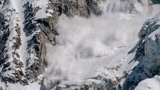 L'avalanche a ravagé dimanche soir le village de Nakre dans la vallée de Tatin, recouvrant les maisons sous des monceaux de neige et de rocaille.