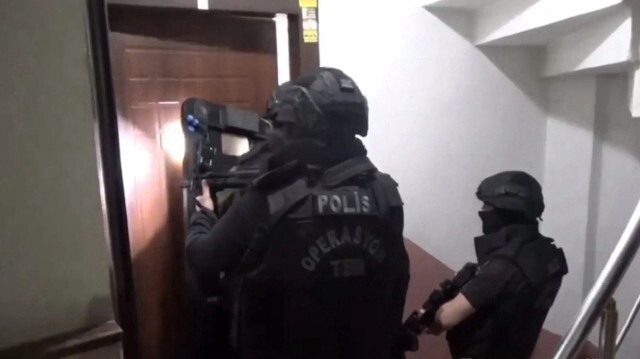 Bakan Yerlikaya polis kamerasınca kaydedilen operasyon anları da paylaştı.