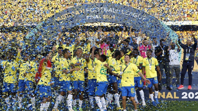 Les joueurs de Mamelodi Sundowns célèbrent en soulevant le trophée après avoir remporté le match final aller-retour de la Ligue Africaine de Football (AFL) entre Mamelodi Sundowns et Wydad Casablanca au Loftus Versveld à Pretoria le 12 novembre 2023.