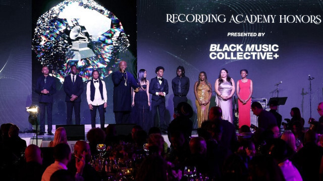 Rico Love prend la parole sur scène lors des Grammy Awards pour l'édition 66, présentée par le Collectif de Musique Noire, en Californie, à Los Angeles (États-Unis), le 1er février 2024.