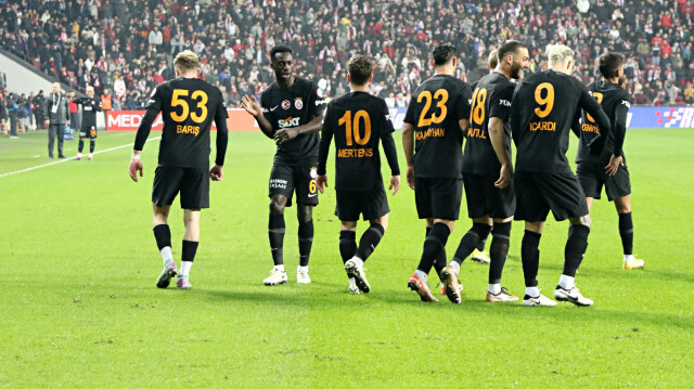 Galatasaraylı futbolcuların gol sevinci.