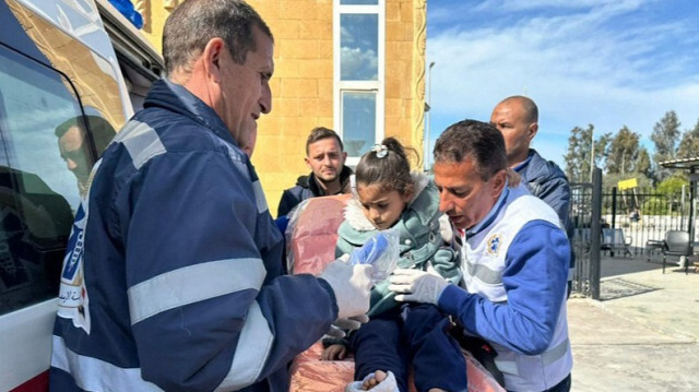 Un enfant palestinien blessé est transporté sur un brancard dans un véhicule ambulancier du Croissant-Rouge égyptien après avoir été évacué de la bande de Gaza par le poste frontière de Rafah vers l'Égypte, le 1er février 2024.