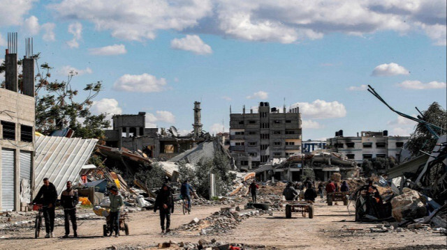 Des bâtiments détruits par les bombardements israéliens dans le camp de Maghazi pour les réfugiés palestiniens dans la bande de Gaza, le 1er janvier 2024.