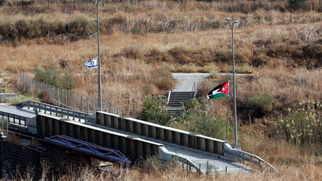 Les drapeaux jordanien et israélien de part et d'autre d'un pont, réparti sur la frontière entre les deux pays.