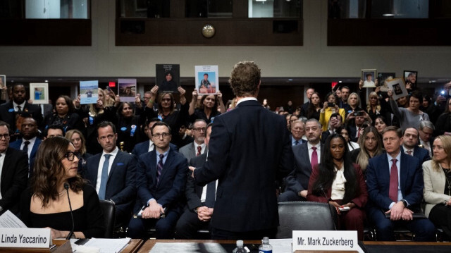 Mark Zuckerberg (de dos), PDG de Meta, s'adresse aux victimes et aux membres de leur famille alors qu'il témoigne lors de l'audience du Comité judiciaire du Sénat américain à Washington, DC, le 31 janvier 2024.
