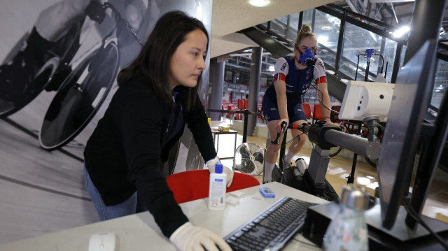 La cycliste française Lara Lallemant (à droite) participe à une séance d'entraînement avec un scientifique du sport de la Fédération Cycliste Française, au Vélodrome National de Saint-Quentin-en-Yvelines le 31 janvier 2024.