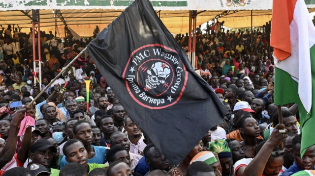 Après le changement de pouvoir au Niger, des partisans du Conseil national de sauvegarde de la patrie (CNSP) ont manifesté pendant plusieurs jours devant la base aérienne française pour exiger le départ de l'armée française du Niger, comme ici à Niamey le 16 septembre 2023.