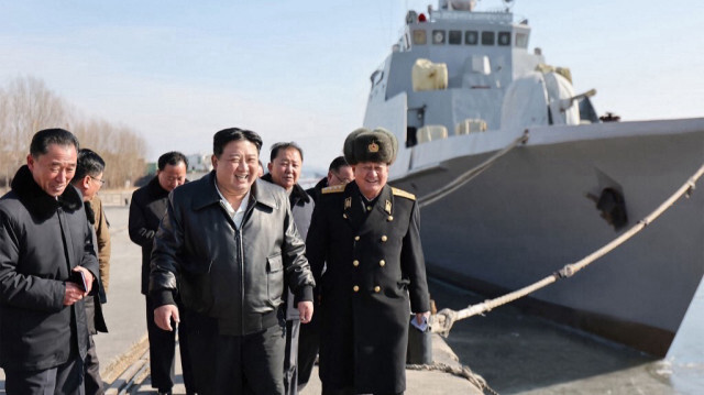 Le dirigeant nord-coréen Kim Jong Un inspectant le chantier naval de Nampho en Corée du Nord,  le 2 février 2024.