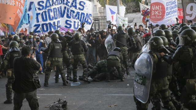 Des membres de la Gendarmerie nationale argentine (GNA) se heurtent aux manifestants devant le Congrès lors du débat sur le "projet de loi omnibus" de réformes économiques du gouvernement, à Buenos Aires, le 1er février 2024.
