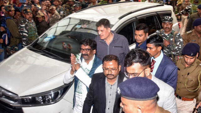L'ancien ministre en chef de l'État indien du Jharkhand, Hemant Soren fait des gestes alors qu'il est présenté devant le tribunal de la loi sur la prévention du blanchiment d'argent (PMLA) par la Direction de l'exécution (ED) à la suite de son arrestation à Ranchi le 1er février 2024.