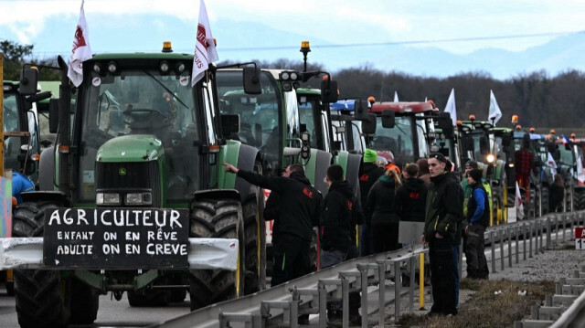 Des agriculteurs français bloquent la route, lors d'une manifestation à la frontière franco-allemande à Ottmarsheim, dans l'est de la France, le 1er février 2024.