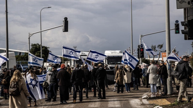 Des Israéliens organisent une manifestation visant à empêcher l'envoi d'aide humanitaire à Gaza près du port d'Ashdod, en Israël, le 1er février 2024.