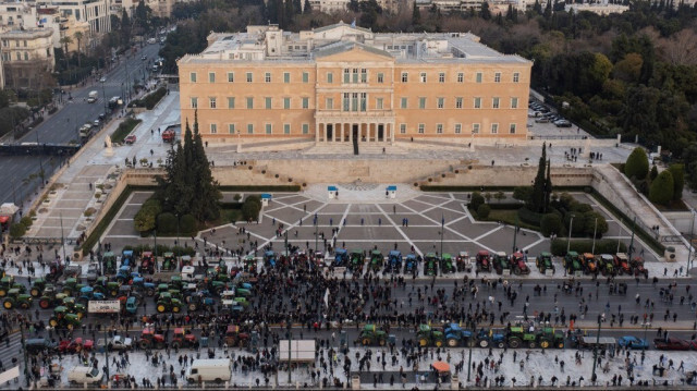 Des agriculteurs grecs participent à une manifestation pour réclamer un soutien financier, devant le Parlement à Athènes, le 20 février 2024.