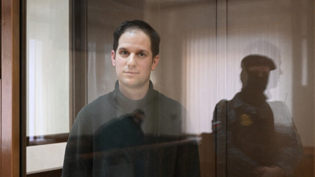 Le journaliste américain Evan Gershkovich, arrêté pour espionnage, lors d' une audience pour examiner un appel sur sa détention provisoire prolongée, au tribunal municipal de Moscou le 20 février 2024.