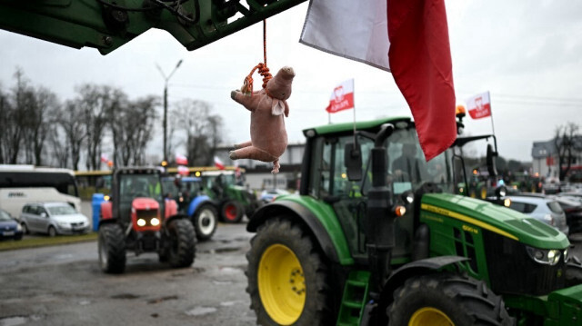 Des agriculteurs polonais se sont rassemblés pour bloquer l'autoroute reliant Varsovie et Lublin dans la ville de Ryki, dans la région de Lublin, le 20 février 2024, lors d'une manifestation d'agriculteurs dans tout le pays.