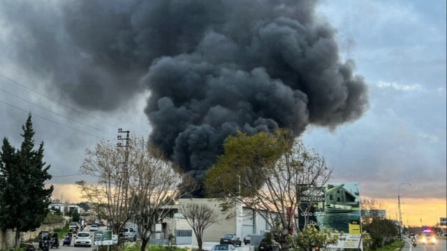 De la fumée s'élève après un raid aérien israélien situé près de la principale route côtière dans la ville de Ghaziyé, au sud du Liban près de la frontière avec Israël, le 19 février 2024.