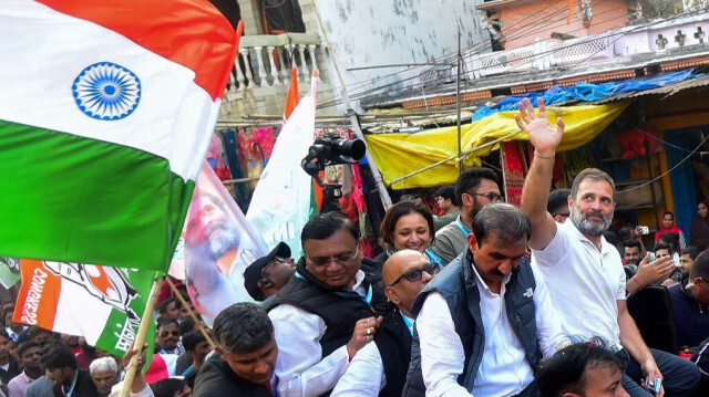 Le chef du parti indien du Congrès, Rahul Gandhi (à droite), salue ses partisans depuis le sommet d'un véhicule lors du roadshow "Bharat Jodo Yatra" Prayagraj le 18 février 2024.